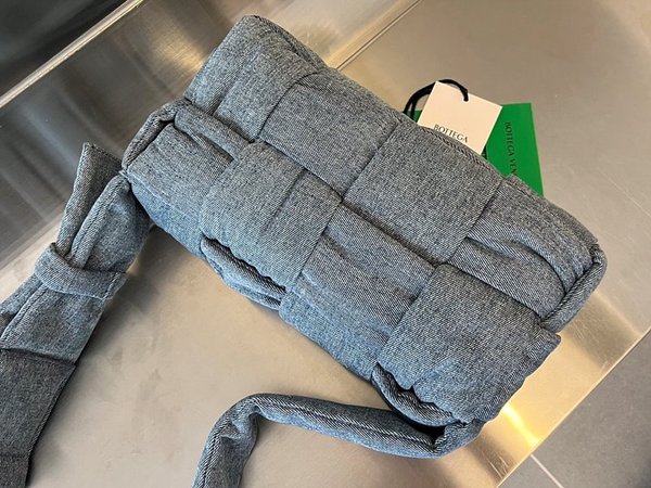 보테가베네타 패디드 테크 카세트백 [매장가 300만원대]