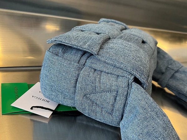 보테가베네타 패디드 테크 카세트백 [매장가 300만원대]