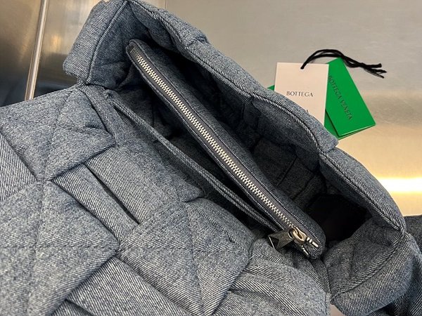 보테가베네타 패디드 테크 카세트백 [매장가 300만원대]