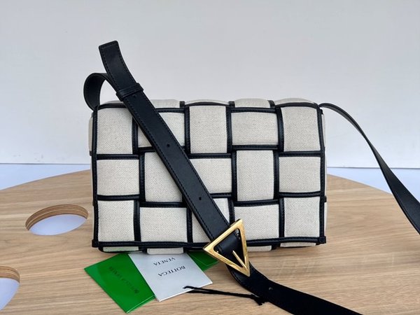 보테가베네타 패디드 카세트백 [매장가 567만원대]