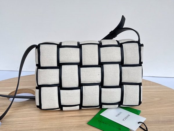 보테가베네타 패디드 카세트백 [매장가 567만원대]