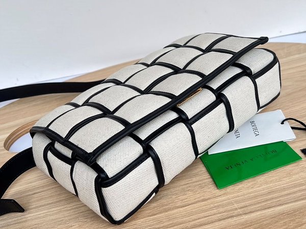 보테가베네타 패디드 카세트백 [매장가 567만원대]