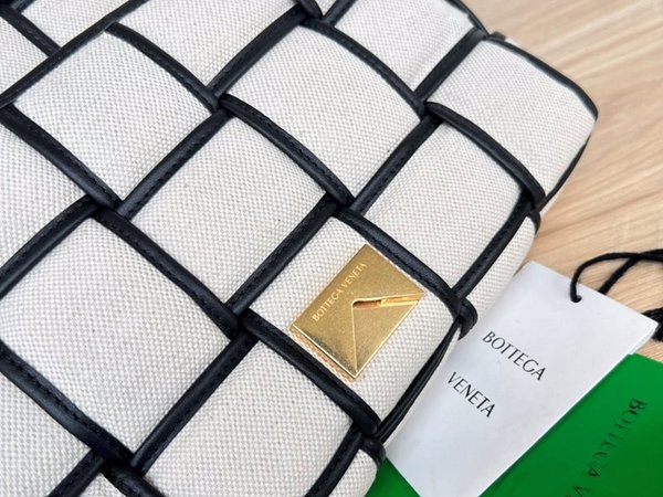 보테가베네타 패디드 카세트백 [매장가 567만원대]