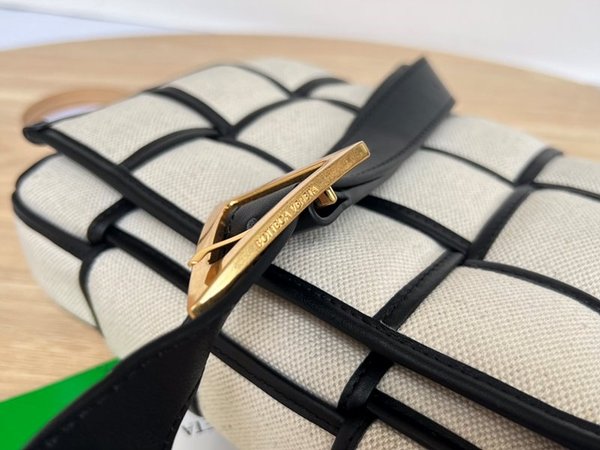 보테가베네타 패디드 카세트백 [매장가 567만원대]