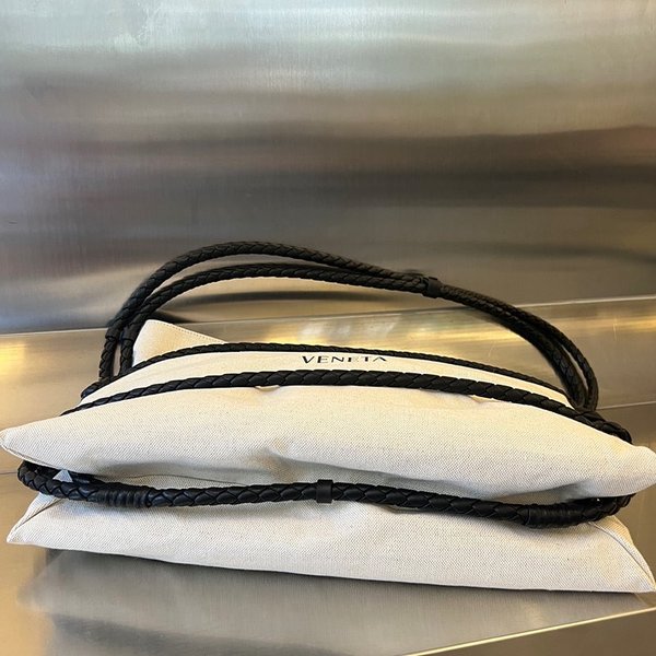 보테가베네타 캔버스 쿼드로노 숄더백 [매장가 350만원대]