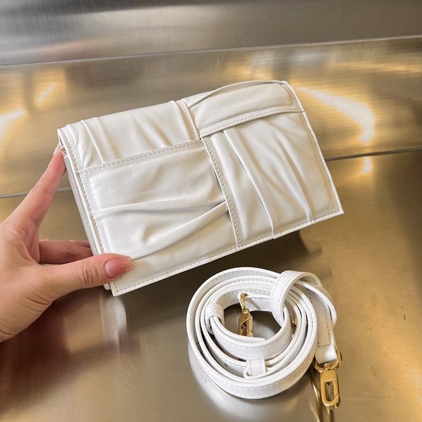 보테가베네타 카세트 크로스 바디백 [매장가 350만원대]