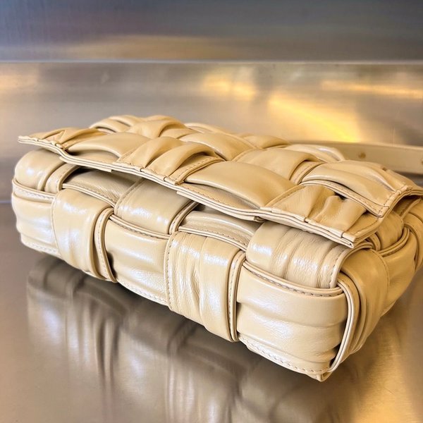 보테가베네타 카세트백 [매장가 485만원대]