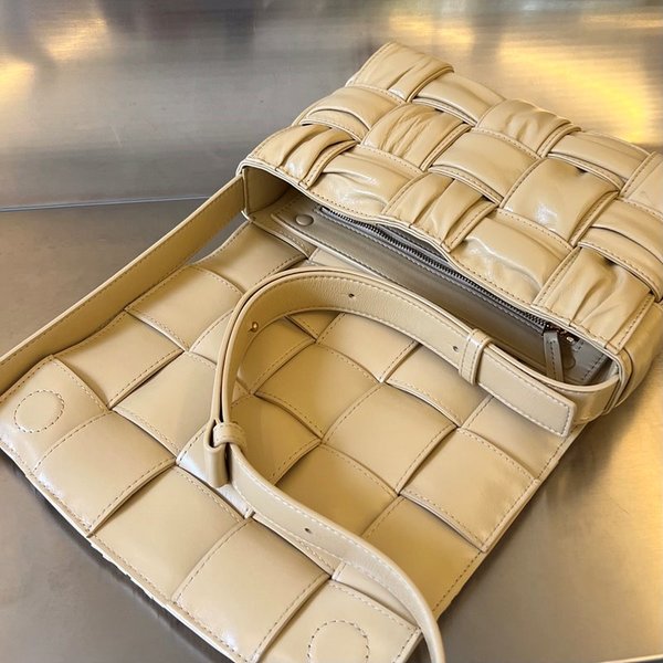 보테가베네타 카세트백 [매장가 485만원대]