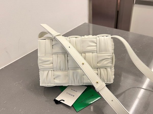 보테가베네타 카세트백 [매장가 485만원대]