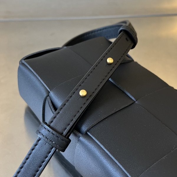 보테가베네타 카세트 미니 크로스 바디백  [매장가 209만원대]