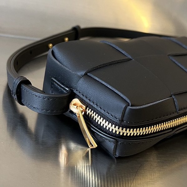 보테가베네타 카세트 미니 크로스 바디백  [매장가 209만원대]