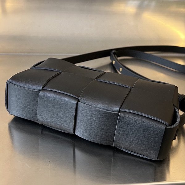 보테가베네타 카세트 미니 크로스 바디백  [매장가 209만원대]