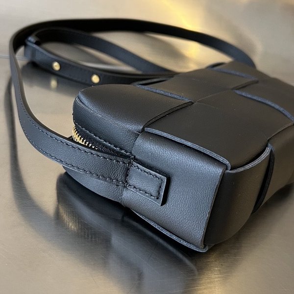 보테가베네타 카세트 미니 크로스 바디백  [매장가 209만원대]