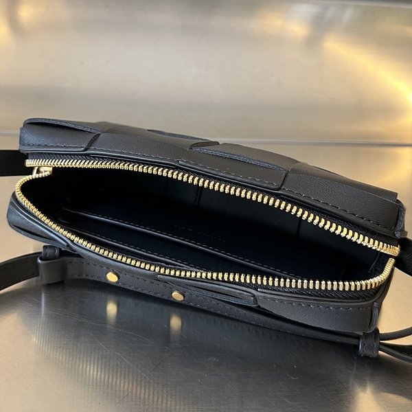 보테가베네타 카세트 미니 크로스 바디백  [매장가 209만원대]