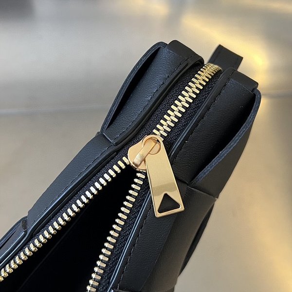 보테가베네타 카세트 미니 크로스 바디백  [매장가 209만원대]