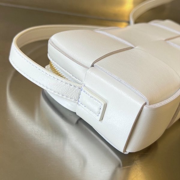 보테가베네타 카세트 미니 크로스 바디백  [매장가 209만원대]