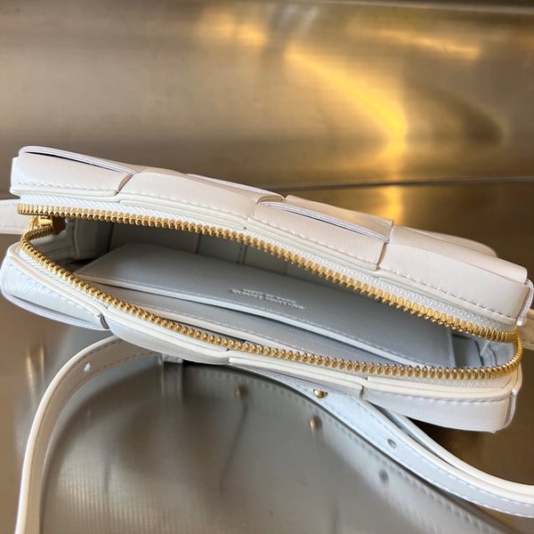 보테가베네타 카세트 미니 크로스 바디백  [매장가 209만원대]