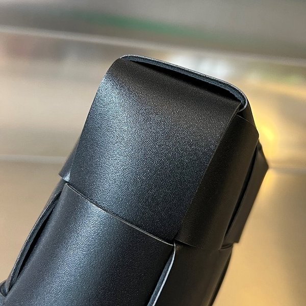 보테가베네타 카세트 미니 크로스바디백 [매장가 220만원대]