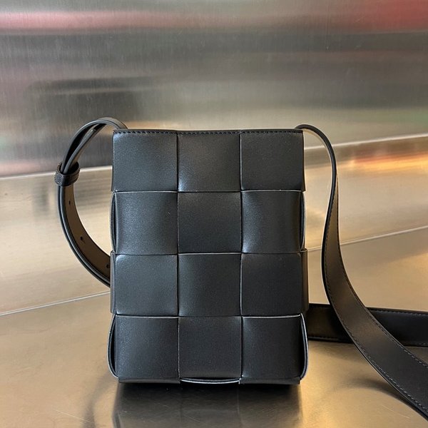 보테가베네타 카세트 미니 크로스바디백 [매장가 220만원대]