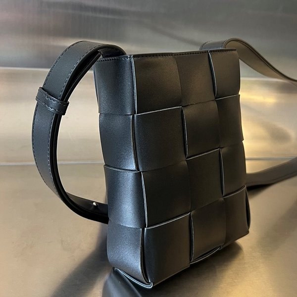 보테가베네타 카세트 미니 크로스바디백 [매장가 220만원대]