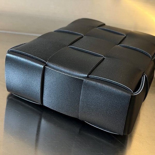 보테가베네타 카세트 미니 크로스바디백 [매장가 220만원대]