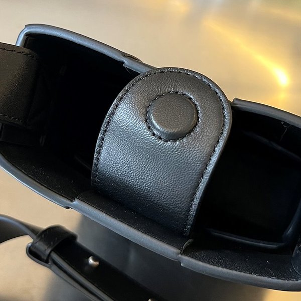 보테가베네타 카세트 미니 크로스바디백 [매장가 220만원대]