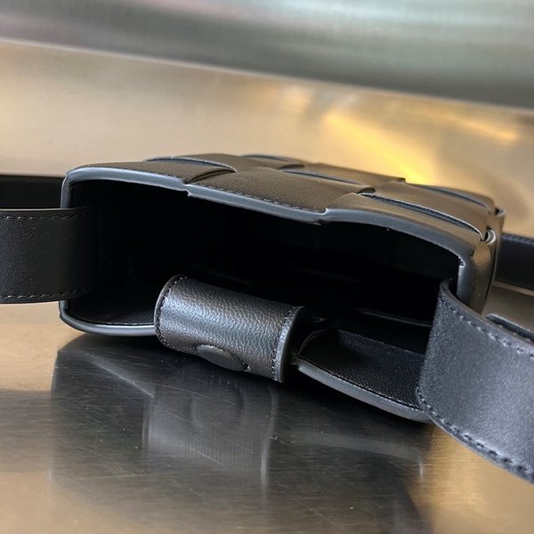 보테가베네타 카세트 미니 크로스바디백 [매장가 220만원대]