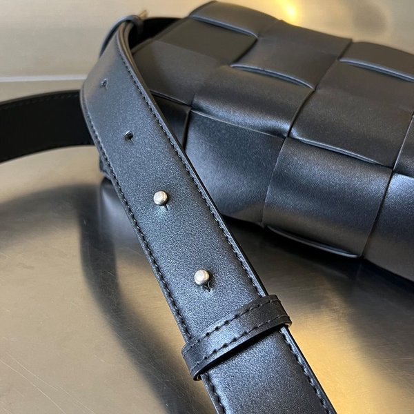 보테가베네타 카세트 미니 크로스바디백 [매장가 220만원대]