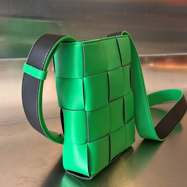 보테가베네타 카세트 미니 크로스바디백 [매장가 220만원대]