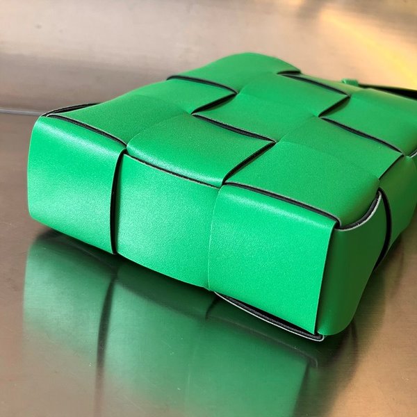 보테가베네타 카세트 미니 크로스바디백 [매장가 220만원대]