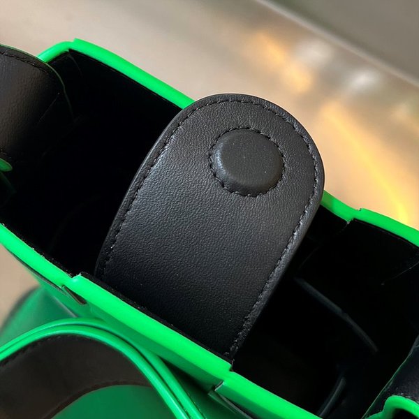 보테가베네타 카세트 미니 크로스바디백 [매장가 220만원대]