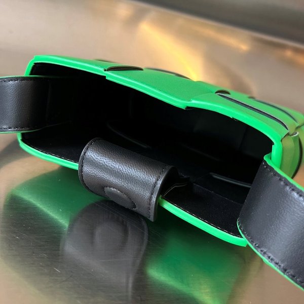 보테가베네타 카세트 미니 크로스바디백 [매장가 220만원대]