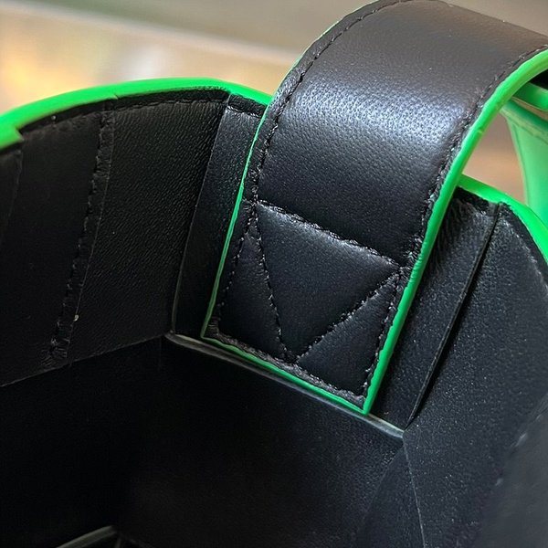 보테가베네타 카세트 미니 크로스바디백 [매장가 220만원대]