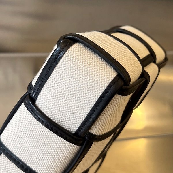 보테가베네타 카세트 미니 크로스바디백 [매장가 220만원대]