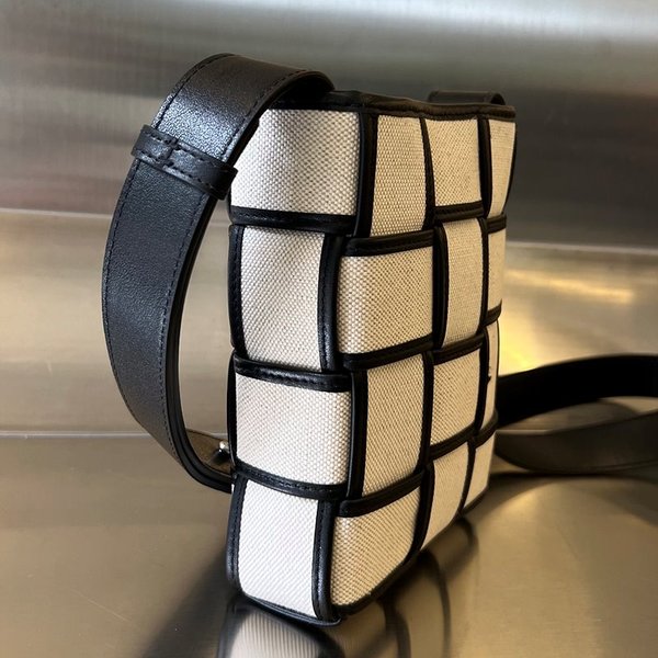 보테가베네타 카세트 미니 크로스바디백 [매장가 220만원대]