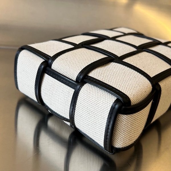 보테가베네타 카세트 미니 크로스바디백 [매장가 220만원대]