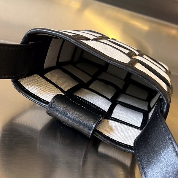 보테가베네타 카세트 미니 크로스바디백 [매장가 220만원대]