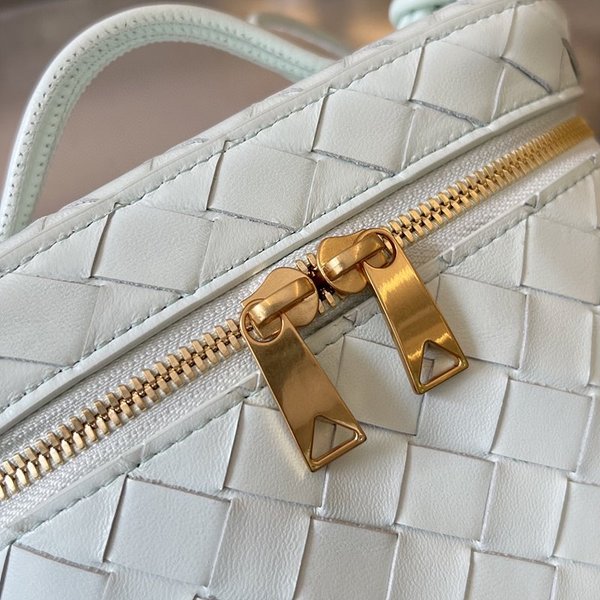 보테가베네타 인트레치아토 미니 베니티 케이스 [매장가 347만원대]