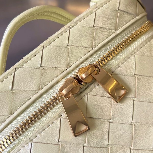 보테가베네타 인트레치아토 미니 베니티 케이스 [매장가 347만원대]