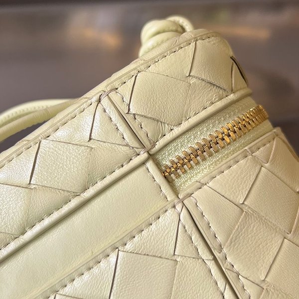 보테가베네타 인트레치아토 미니 베니티 케이스 [매장가 347만원대]