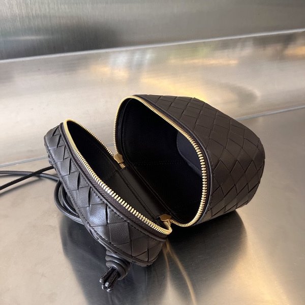 보테가베네타 인트레치아토 미니 베니티 케이스 [매장가 347만원대]