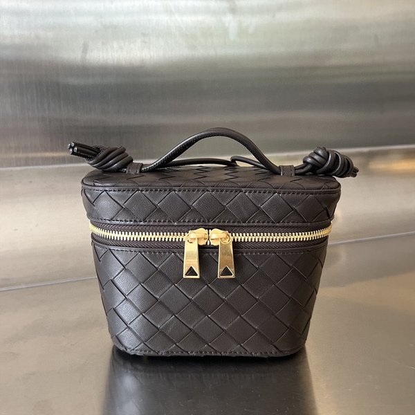 보테가베네타 인트레치아토 미니 베니티 케이스 [매장가 347만원대]