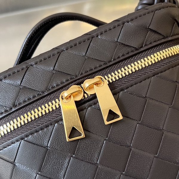 보테가베네타 인트레치아토 미니 베니티 케이스 [매장가 347만원대]