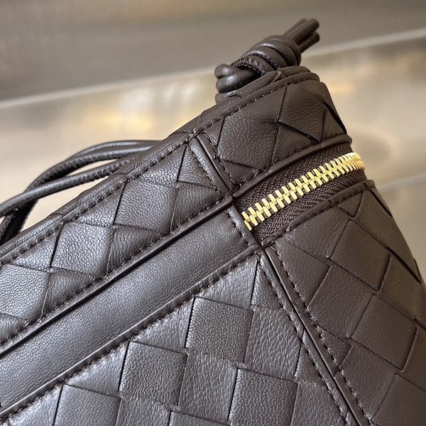 보테가베네타 인트레치아토 미니 베니티 케이스 [매장가 347만원대]