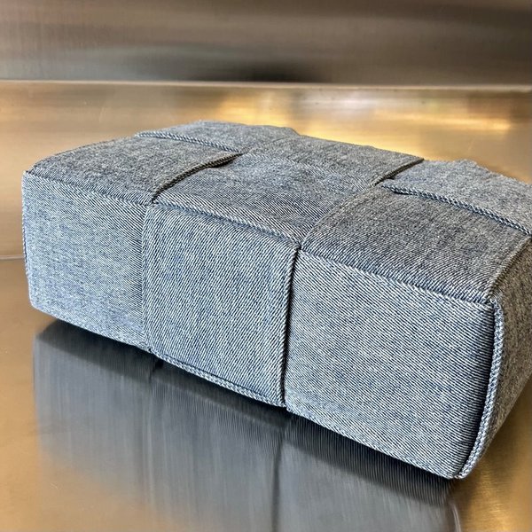 보테가베네타 워시드 데님 아프코 미니 토트백 [매장가 350만원대]