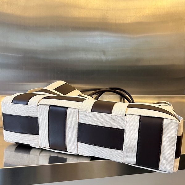 보테가베네타 아르코 라지 토트백 [매장가 518만원대]