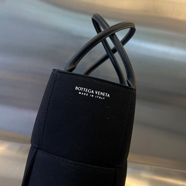 보테가베네타 아르코 라지 토트백 [매장가 396만원대]