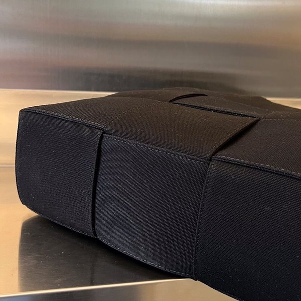 보테가베네타 아르코 라지 토트백 [매장가 396만원대]