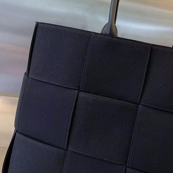 보테가베네타 아르코 라지 토트백 [매장가 396만원대]