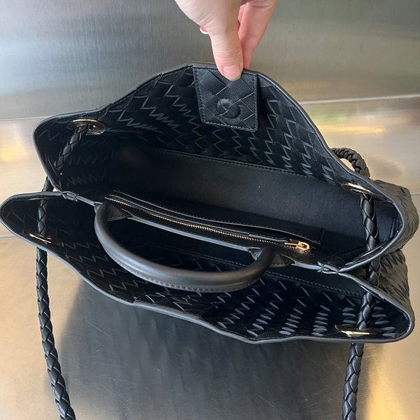 보테가베네타 스몰 EW 안디아모 백 [매장가 573만원대]